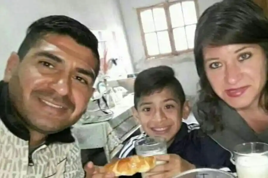 EN FAMILIA. Juan Paz descansa en casa, con su hijo Martín, y su esposa, Estela.