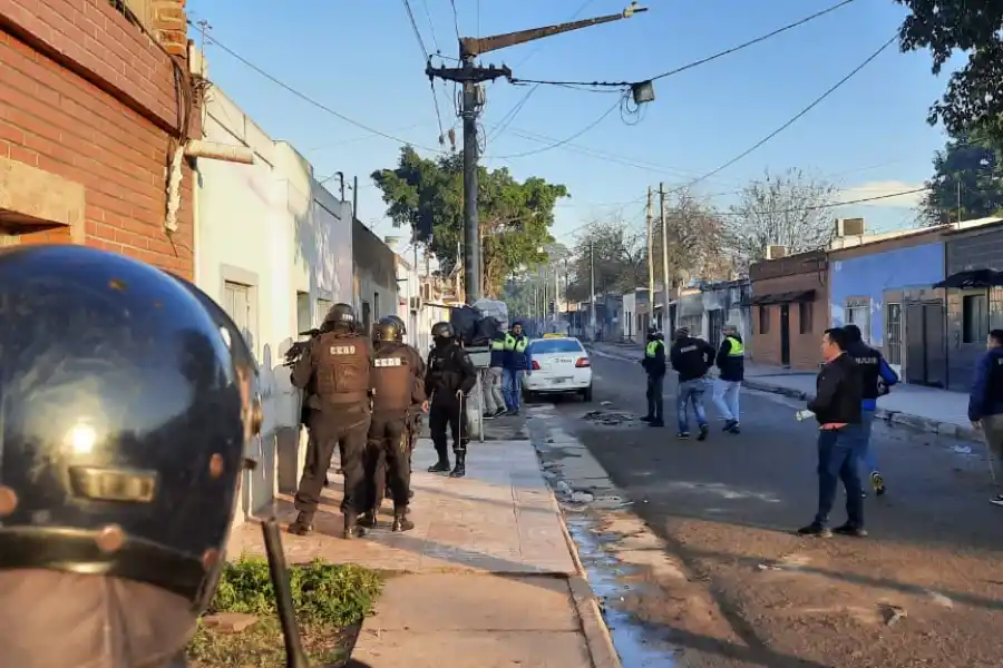 Múltiples allanamientos en Villa 9 de Julio para atrapar a una peligrosa banda