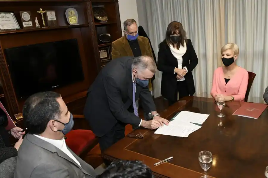 RÚBRICA. Jaldo firma el convenio, acompañado por Leal y Lonac. Foto: Prensa Legislatura.