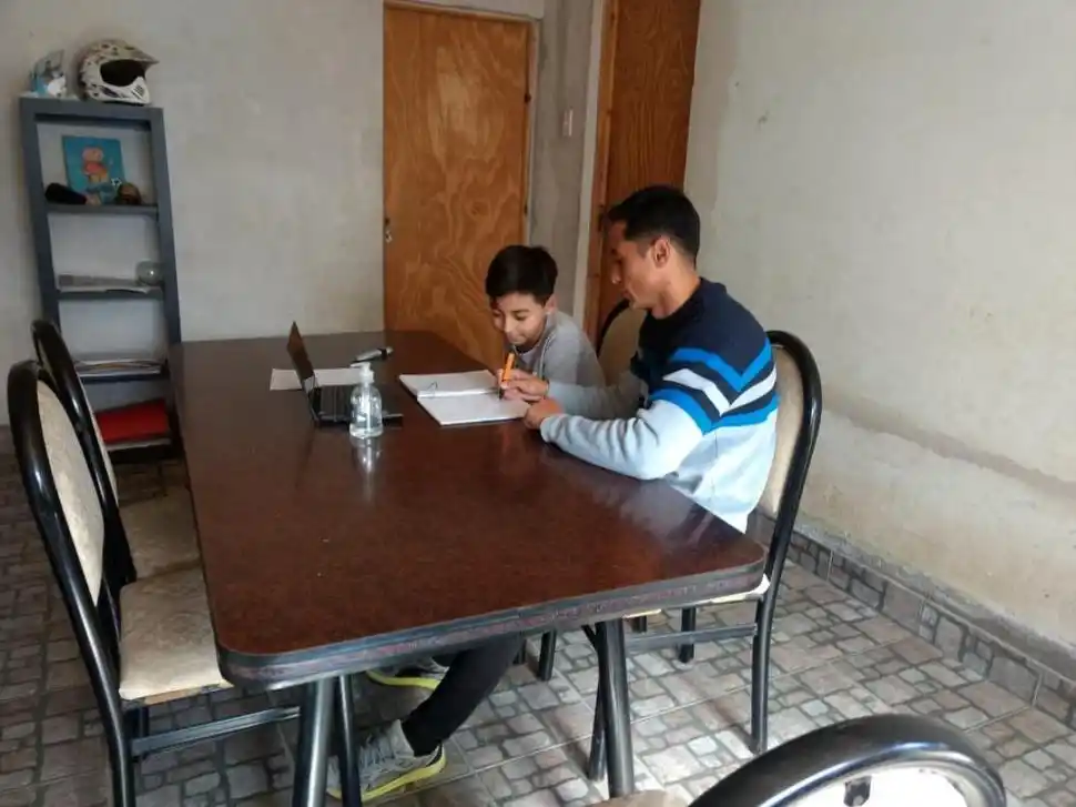 “ESTO ES ASÍ”. En su casa, Ojeda enseña matemáticas, física y dibujo técnico.