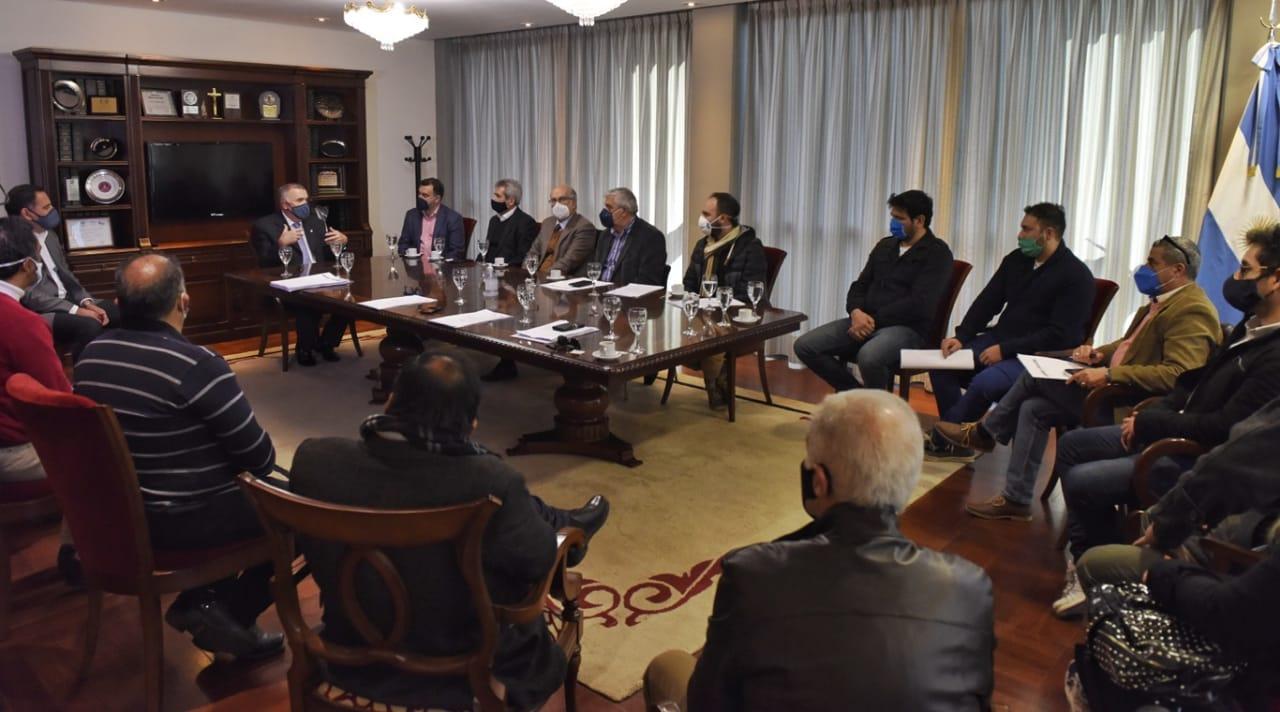 AMPLIA MESA. Jaldo encabeza la reunión con gastronómicos y hoteleros. Foto: Prensa Legislatura