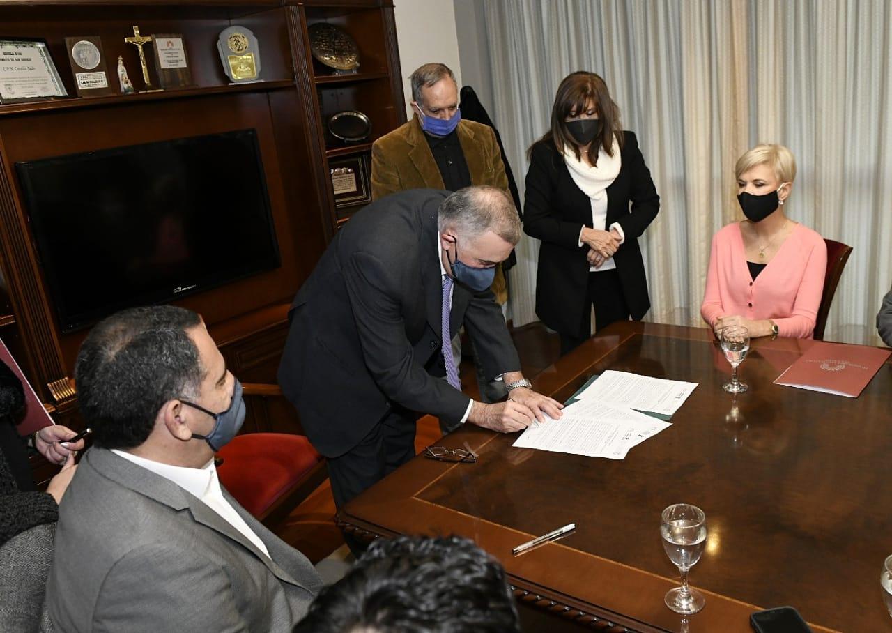 RÚBRICA. Jaldo firma el convenio, acompañado por Leal y Lonac. Foto: Prensa Legislatura.