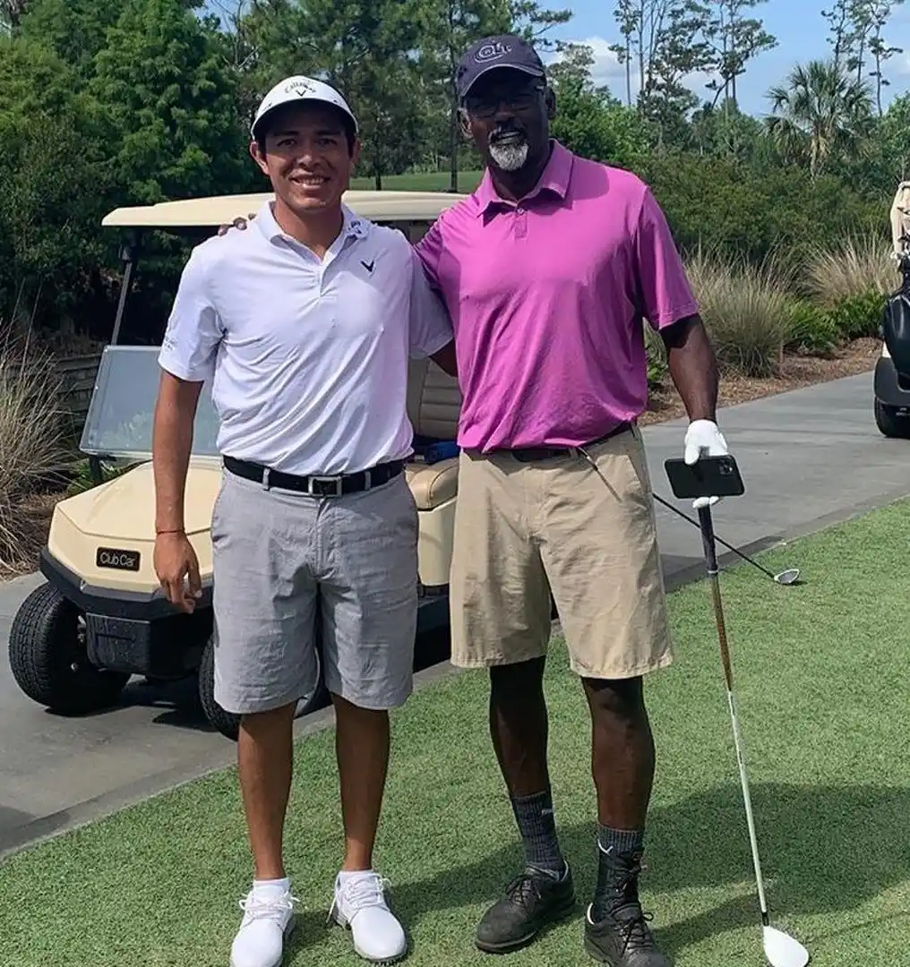 Núñez, antes de salir a practicar, junto con el indio Vijay Singh. 