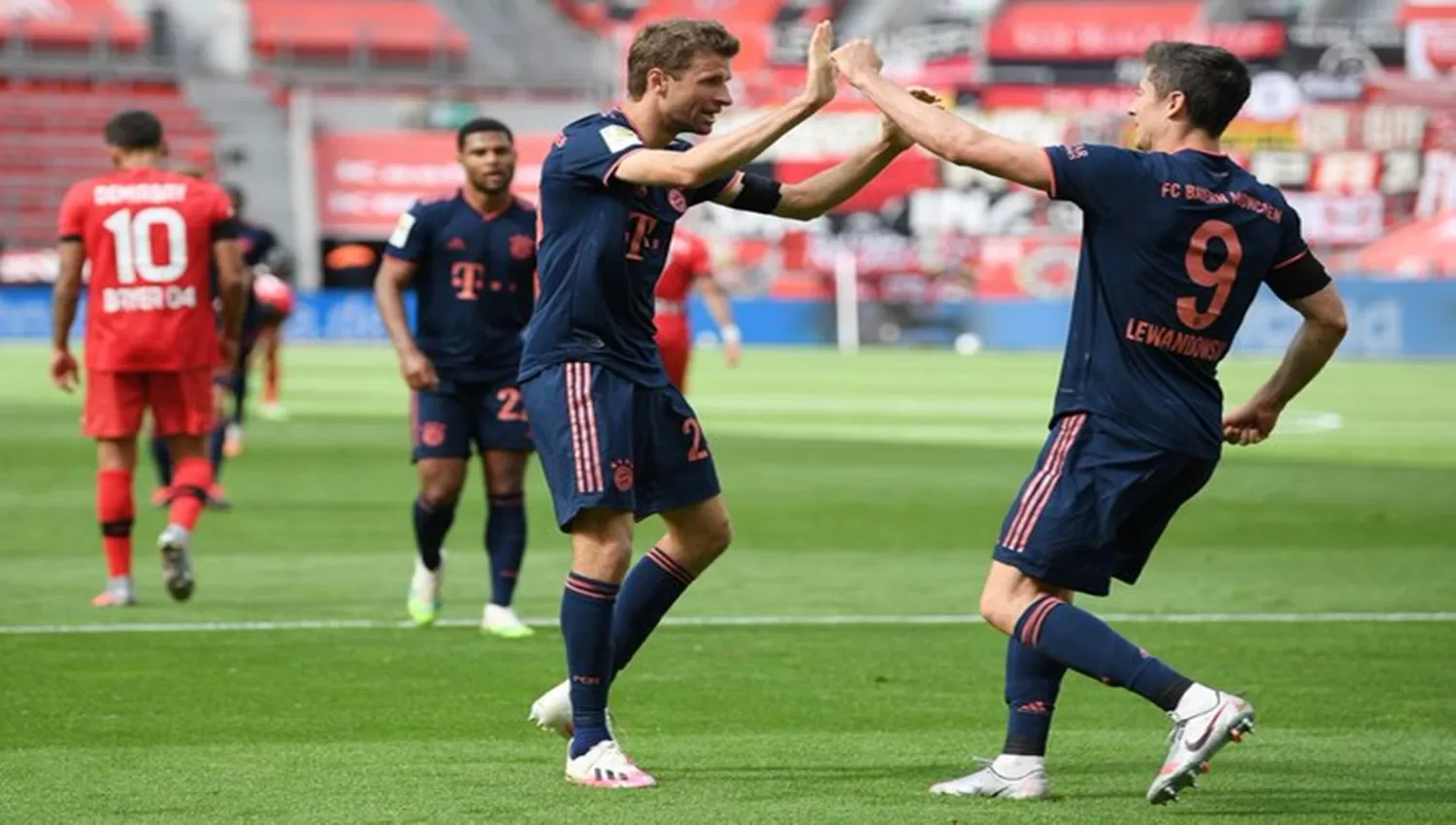 El saludo entre Müller (20 asistencias) y Lewandowski (30 goles), dos temibles delanterios del Bayern (FOTO TOMADA DE TWITTER @FCBayernES)
