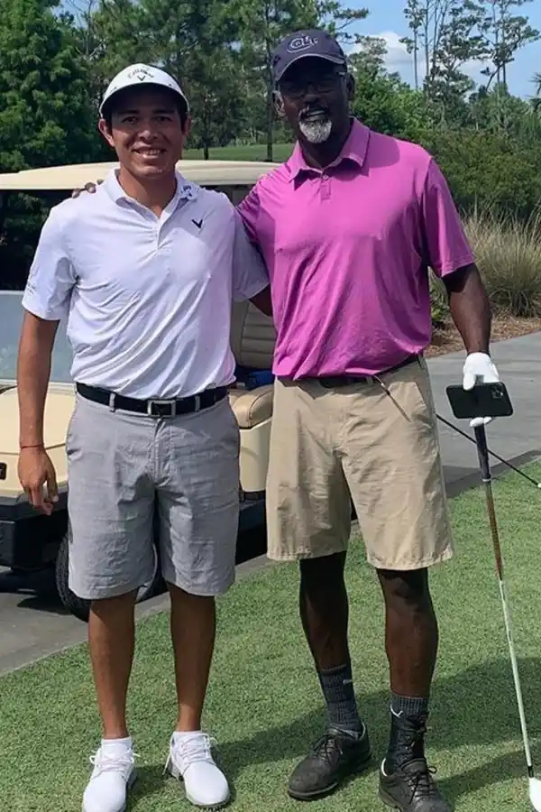 Núñez, antes de salir a practicar, junto con el indio Vijay Singh. 