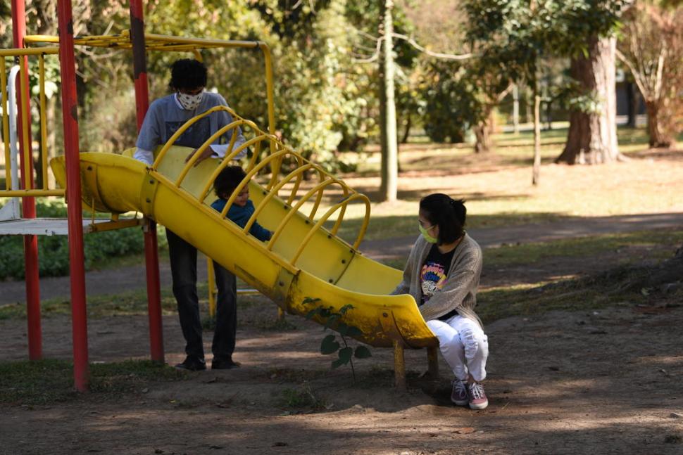 RESPIRO. Micaela y Franco juegan con Anne en una plaza de Yerba Buena. Ya hay padres que sacan a pasear a sus niños. 