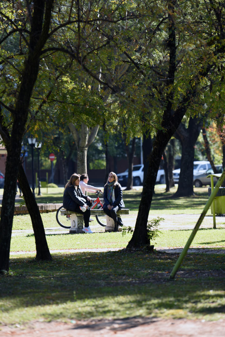 CHARLA. Mujeres conversan distendidas en una plaza de la “ciudad jardín”.
