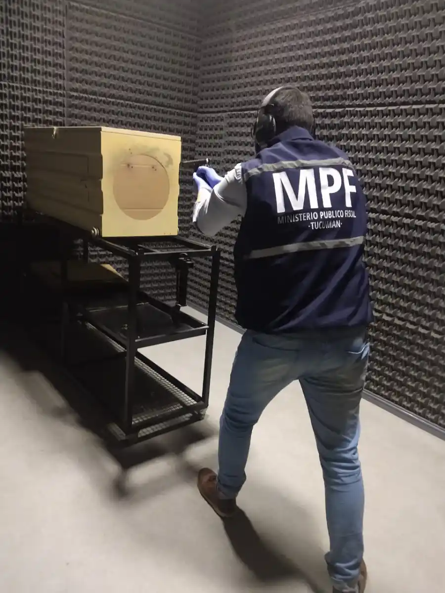 TOMA DE MUESTRAS. Un perito efectúa disparos con un arma secuestrada. Foto: Prensa MPF