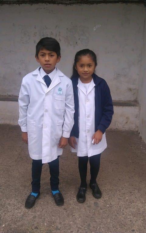 Santiago y Paulina, con uniformes, que no usaron este año por la cuarentena.
