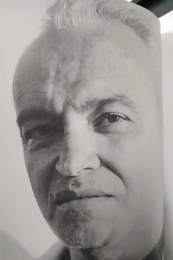 EL ARTISTA. En esta imagen se puede observar a Sirgo rodeado por sus personajes. 