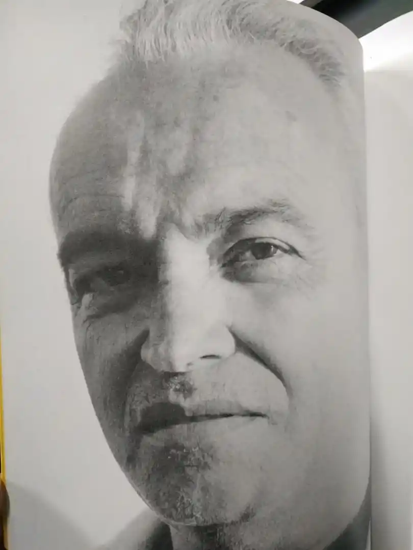 EL ARTISTA. En esta imagen se puede observar a Sirgo rodeado por sus personajes. 