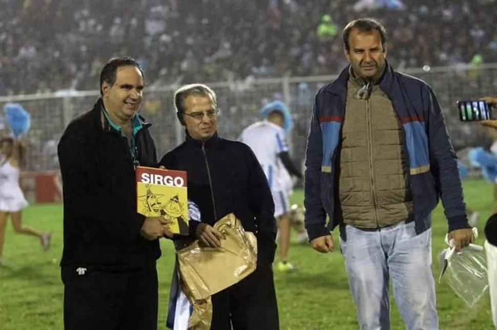EL ARTISTA Y SU HEREDERO. Ceferino Sirgo (imagen superior) fue homenajeado por Atlético y su hijo (al centro) le entregó un ejemplar del libro a Silvio Nava. 