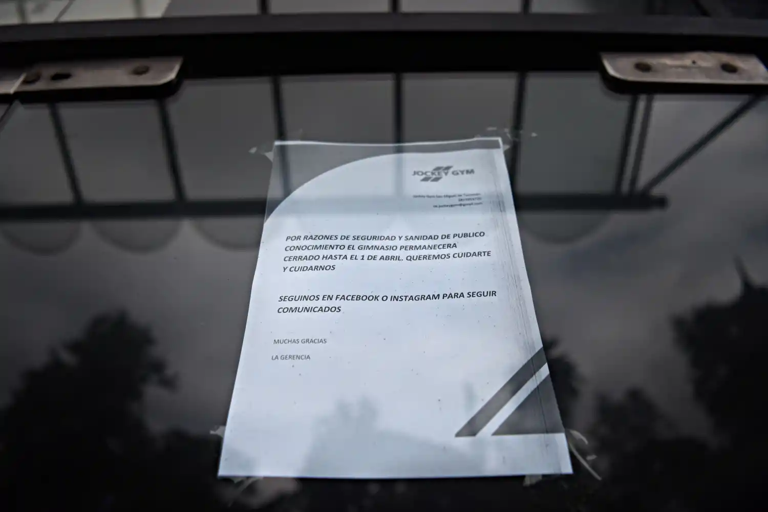 ANUNCIO. El cartel que pegaron desde el 17 de marzo y se mantuvo hasta el día de hoy, anunciando el cierre por cuarentena.