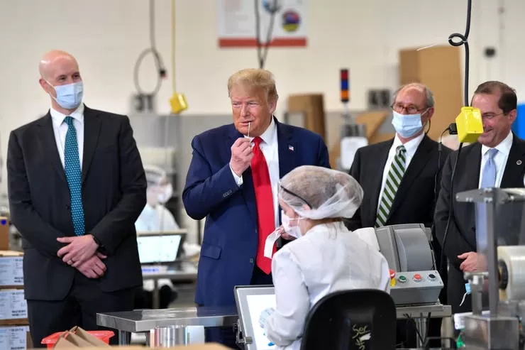 Trump llegó sin barbijo a una fábrica de insumos médicos y tirarán todo a la basura