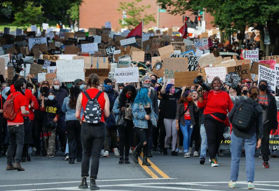 RECHAZO. Manifestantes en Porto Alegre exigen la renuncia de Bolsonaro.