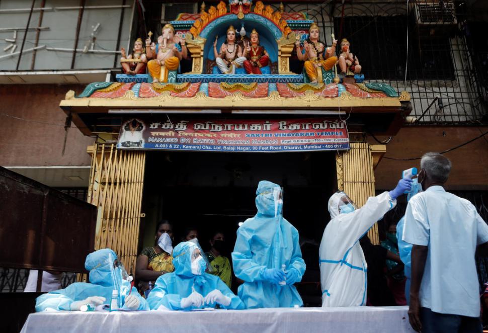 EN BOMBAY. Se hacen controles cotidianos en Dharavi, uno de los barrios populares más grandes de Asia.