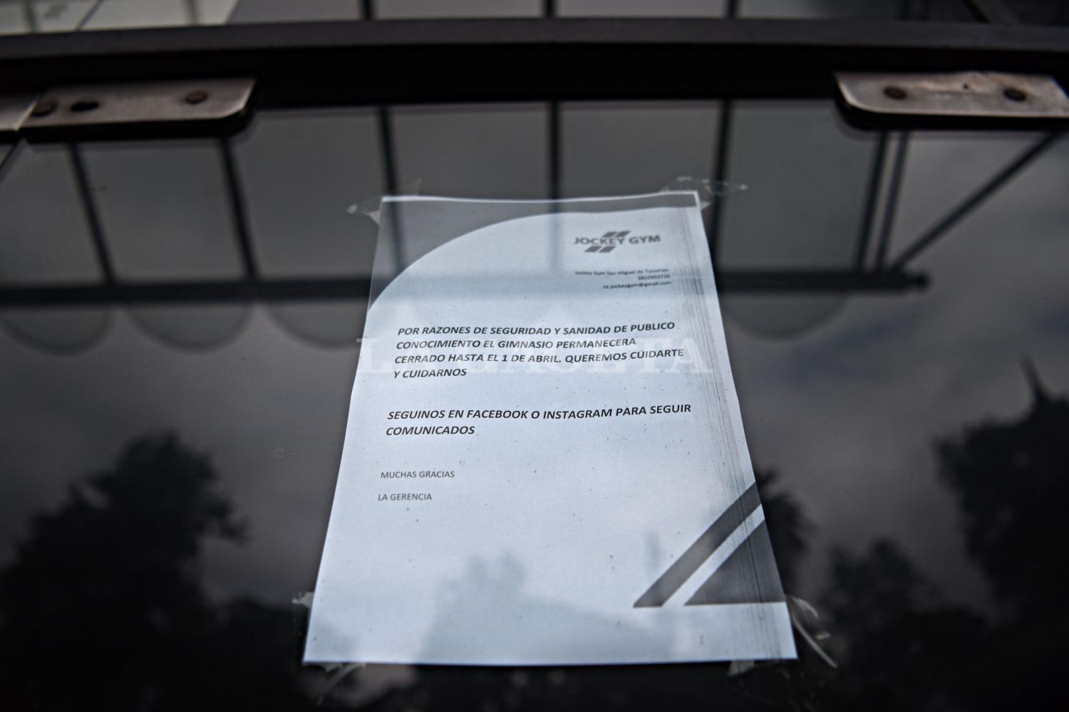 ANUNCIO. El cartel que pegaron desde el 17 de marzo y se mantuvo hasta el día de hoy, anunciando el cierre por cuarentena.