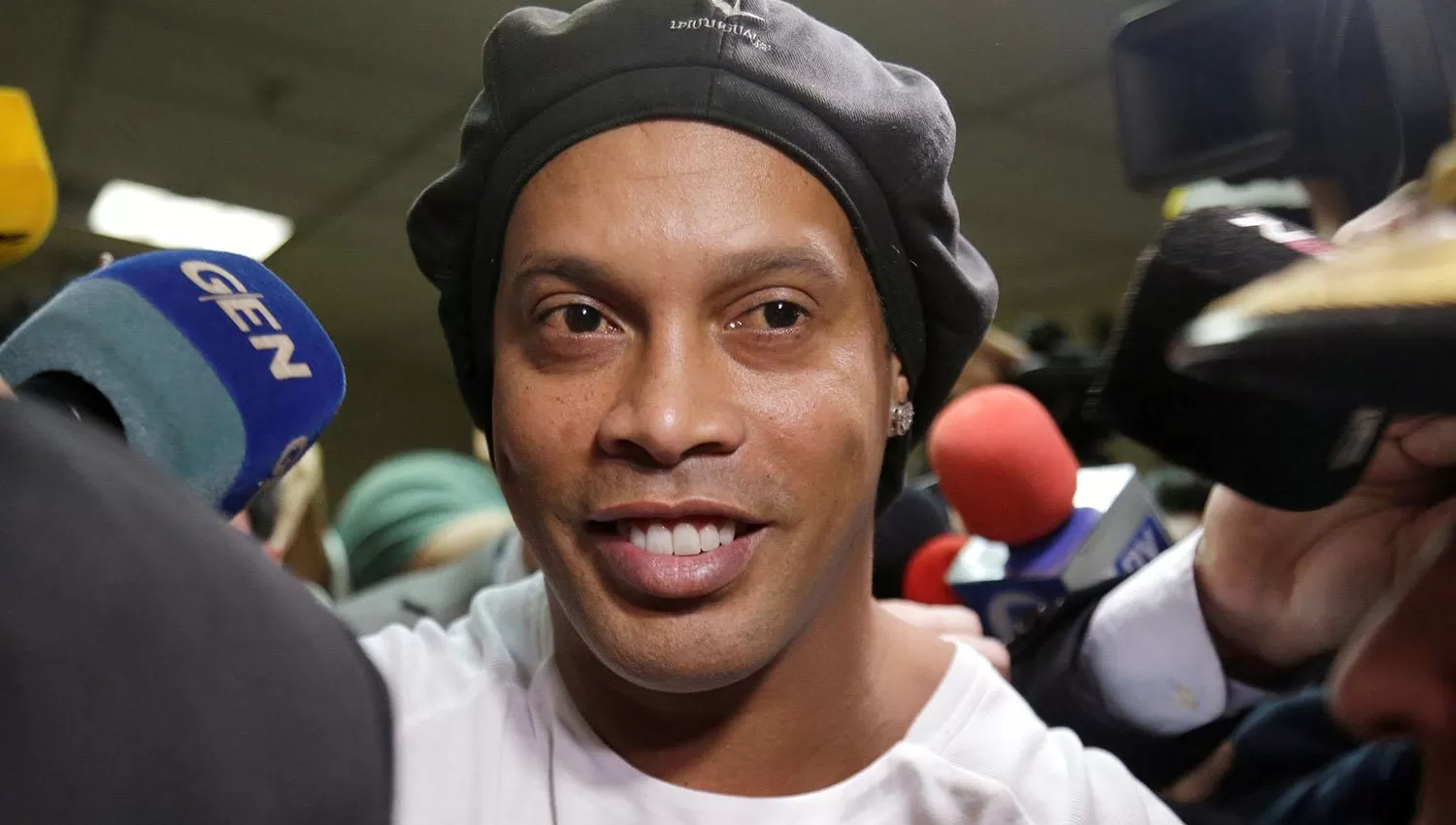 Ronaldinho, con arresto domiciliario.