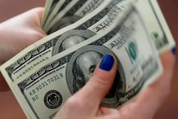 Qué dicen los economistas sobre el desplome del dólar blue