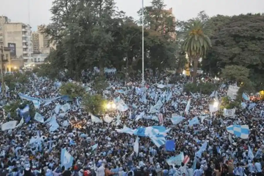 EN TUCUMÁN. La plaza Independencia, colmada en uno de dos días que recibió al visita de los hinchas de Atlético. 