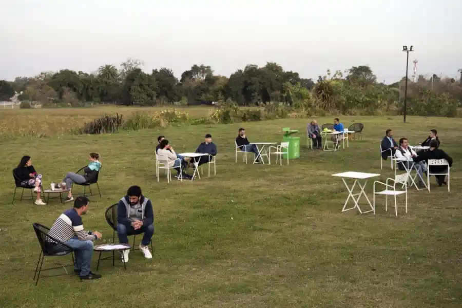 TRAS UNA LARGA ESPERA. El ritual de compartir en un bar un café -o por qué no, una cerveza- regresó luego de casi tres meses de prohibiciones. 