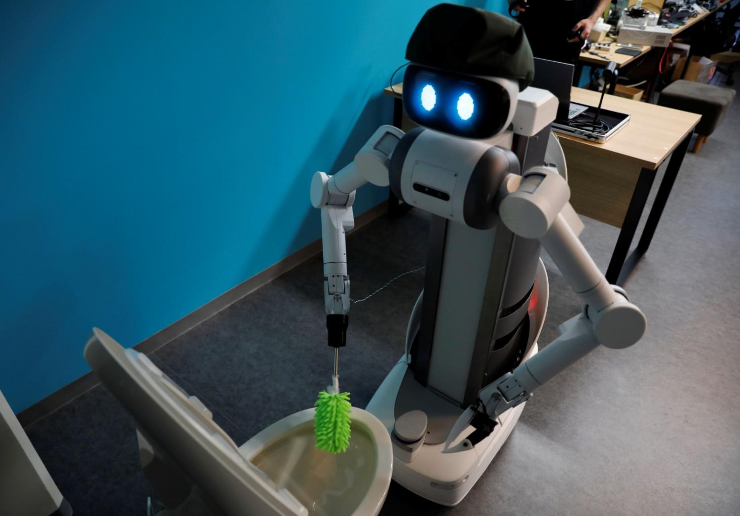 MÚLTIPLES TAREAS. el robot es capaz de limpiar superficies y eliminar sus virus.
