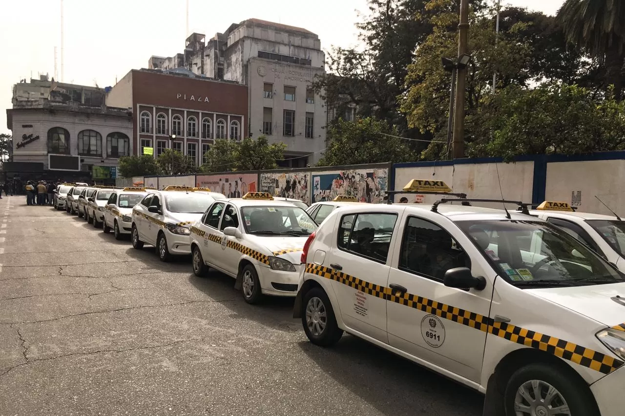 EN FILA. Taxistas, frente a la Casa de Gobierno. Foto: LA GACETA / Inés Quinteros Orio
