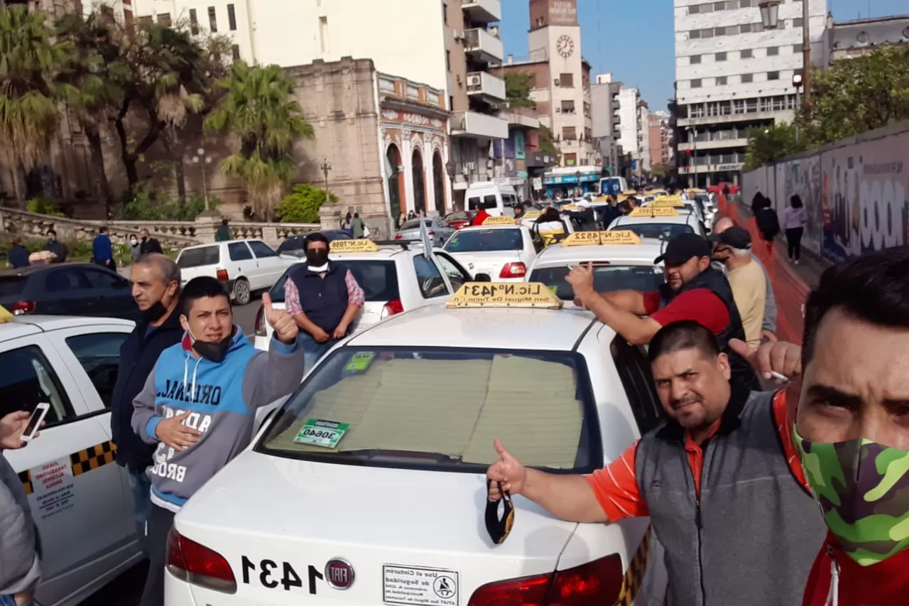 MODO SELFIE. Taxistas, durante el reclamo de esta mañana. Foto: Gentileza Julio Rodríguez