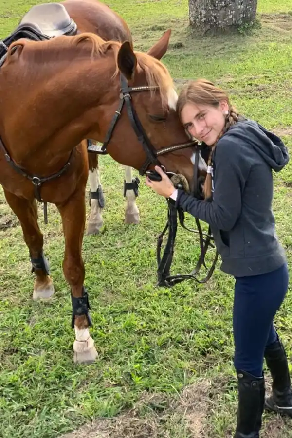DEMOSTRACIÓN DE CARIÑO. “Lulú” Solórzano junto a uno de sus ejemplares antes de comenzar los trabajos en el Jockey Club.  