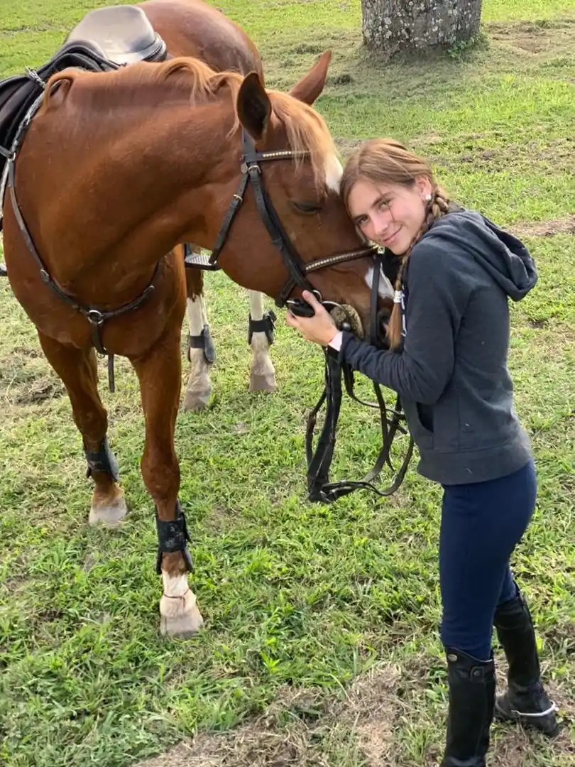 DEMOSTRACIÓN DE CARIÑO. “Lulú” Solórzano junto a uno de sus ejemplares antes de comenzar los trabajos en el Jockey Club.  
