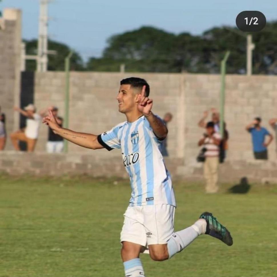 CON LA CELESTE Y BLANCA. Robles, jugando para Atlético en la última Liga.  