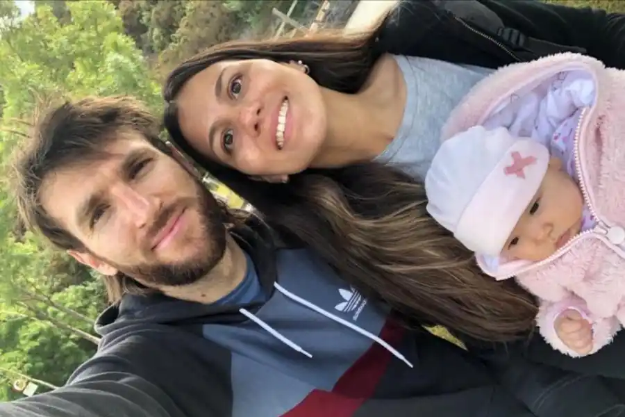 LA FAMILIA. Alberto Esteban Goicoechea, junto con Camila y la pequeña Rufina.