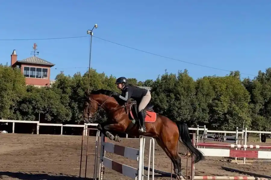 GRAN SALTO. Josefina Piola durante una práctica en la pista de arena de La Foresta.  