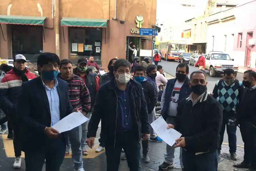 EDILES. Nagle y Coronel, con los taxistas. Foto: Gentileza Julio Rodríguez.