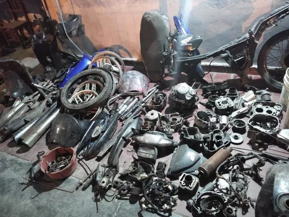 LA PRUEBA DEL DELITO. En la casa de Cebil Redondo, donde vive un sospechoso de asaltos, se secuestraron partes de diferentes motocicletas.  