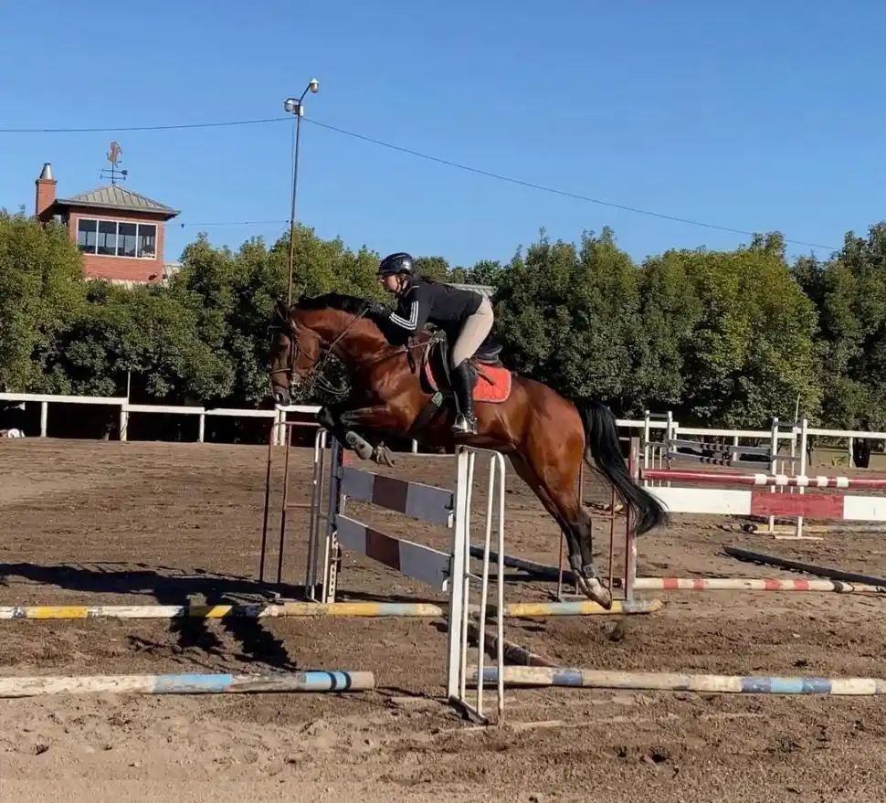 GRAN SALTO. Josefina Piola durante una práctica en la pista de arena de La Foresta.  