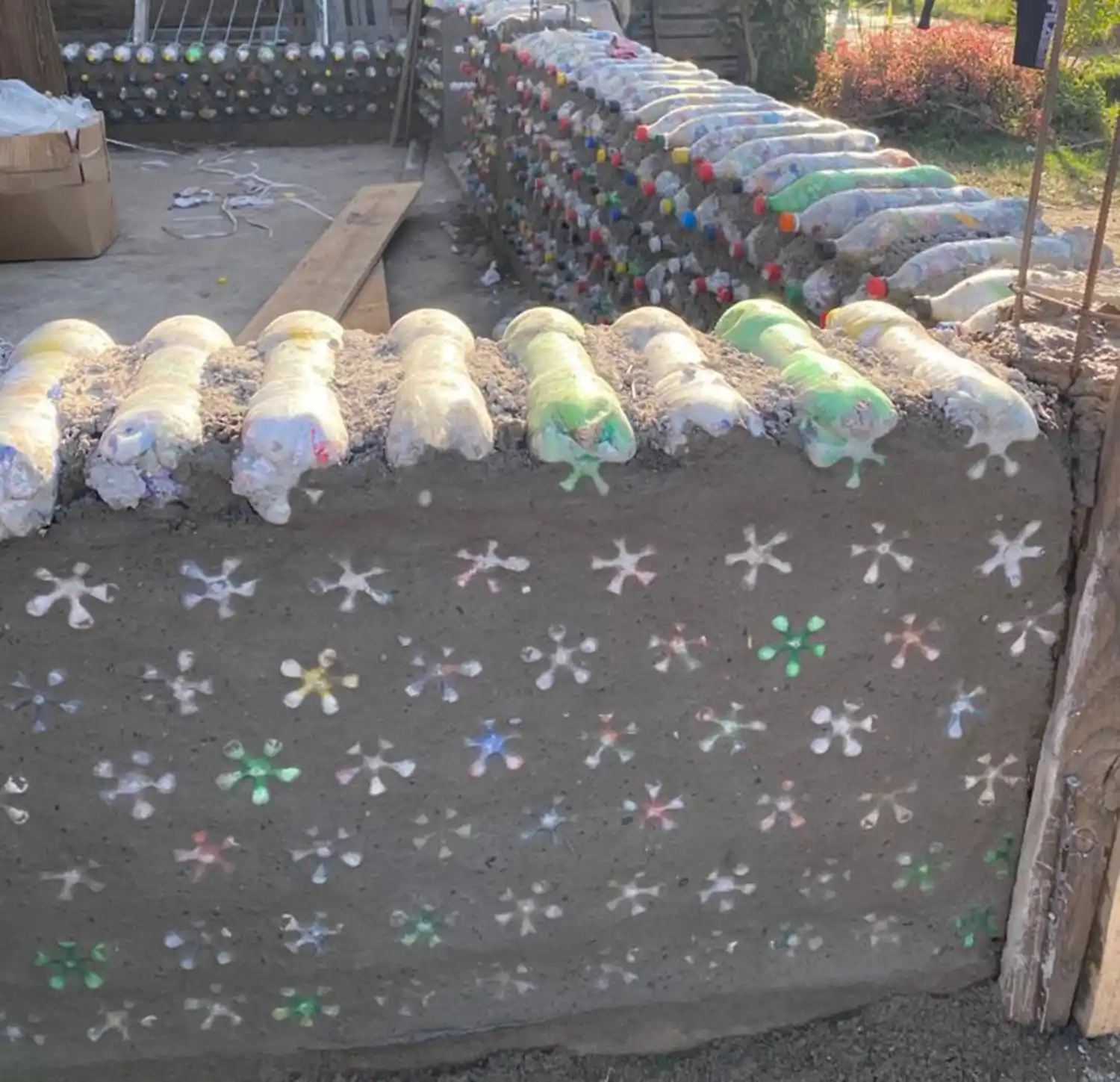 Ecovivienda en un asentamiento: nuevos sueños en tres toneladas de plástico