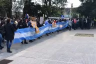 Propietarios de droguerías se movilizan frente a la Legislatura en rechazo al pedido de Manzur