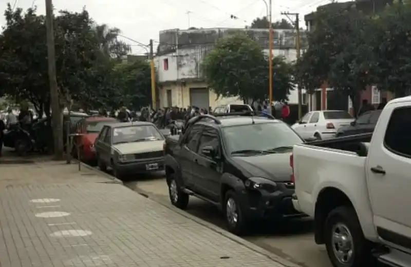DESDE AFUERA. Familiares se acercan al ingenio para ver cómo están los trabajadores.