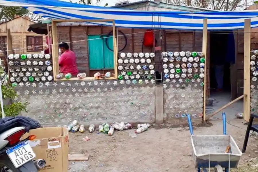 Ecovivienda en un asentamiento: nuevos sueños en tres toneladas de plástico