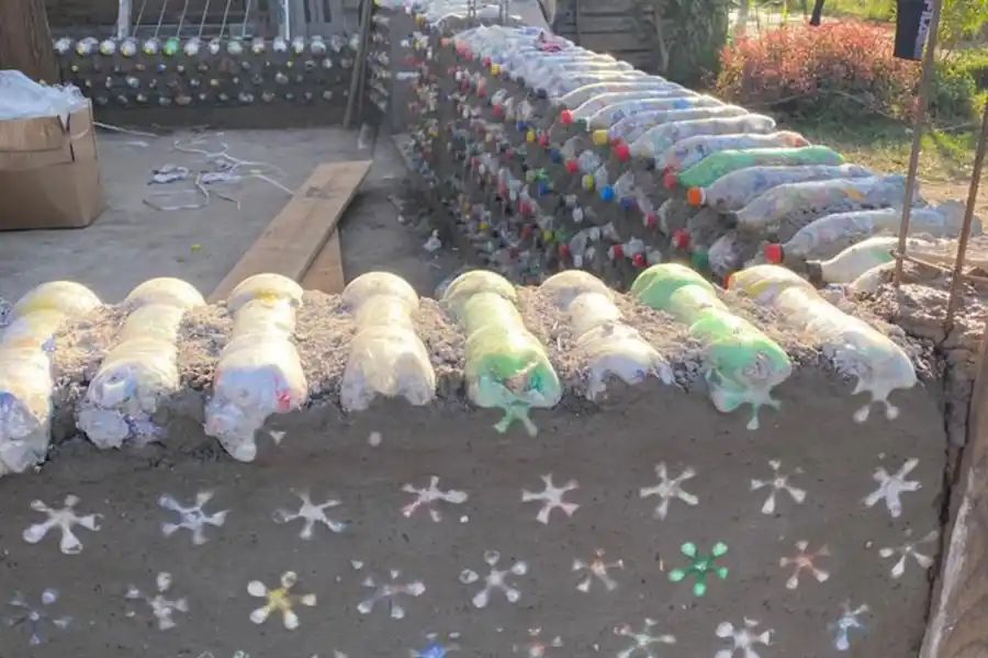 Ecovivienda en un asentamiento: nuevos sueños en tres toneladas de plástico