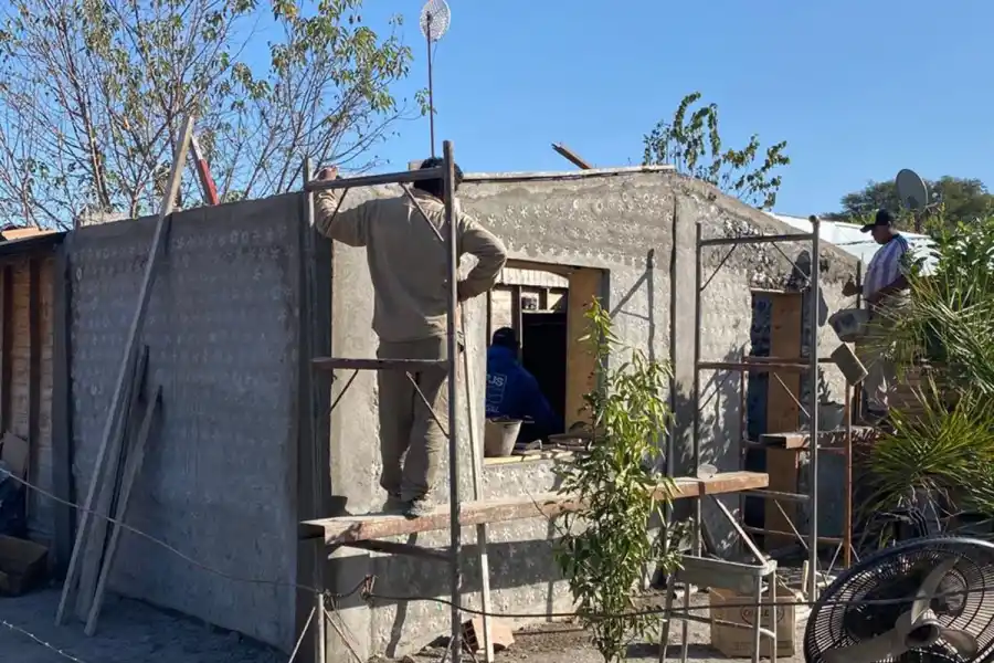 Ecovivienda en un asentamiento: nuevos sueños en tres toneladas de plástico