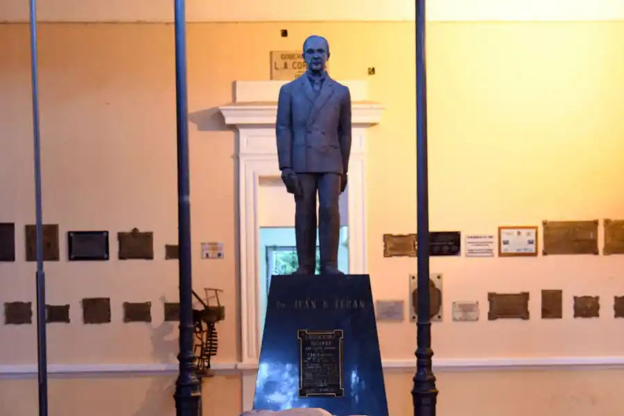 RECTORADO. La estatua de Juan B. Terán en el patio principal del edificio central de la UNT.