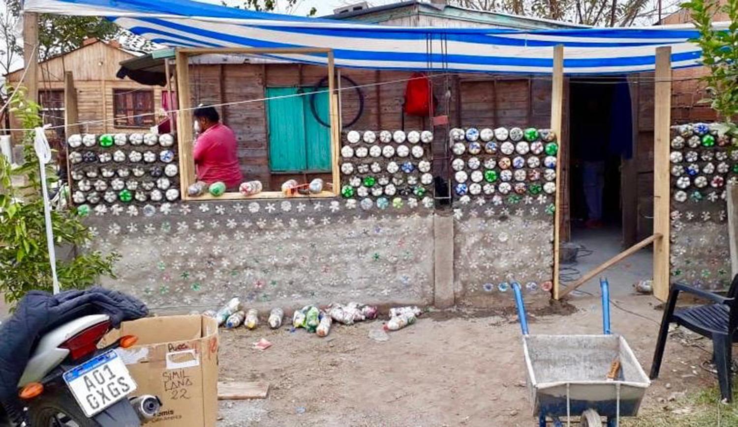 Ecovivienda en un asentamiento: nuevos sueños en tres toneladas de plástico