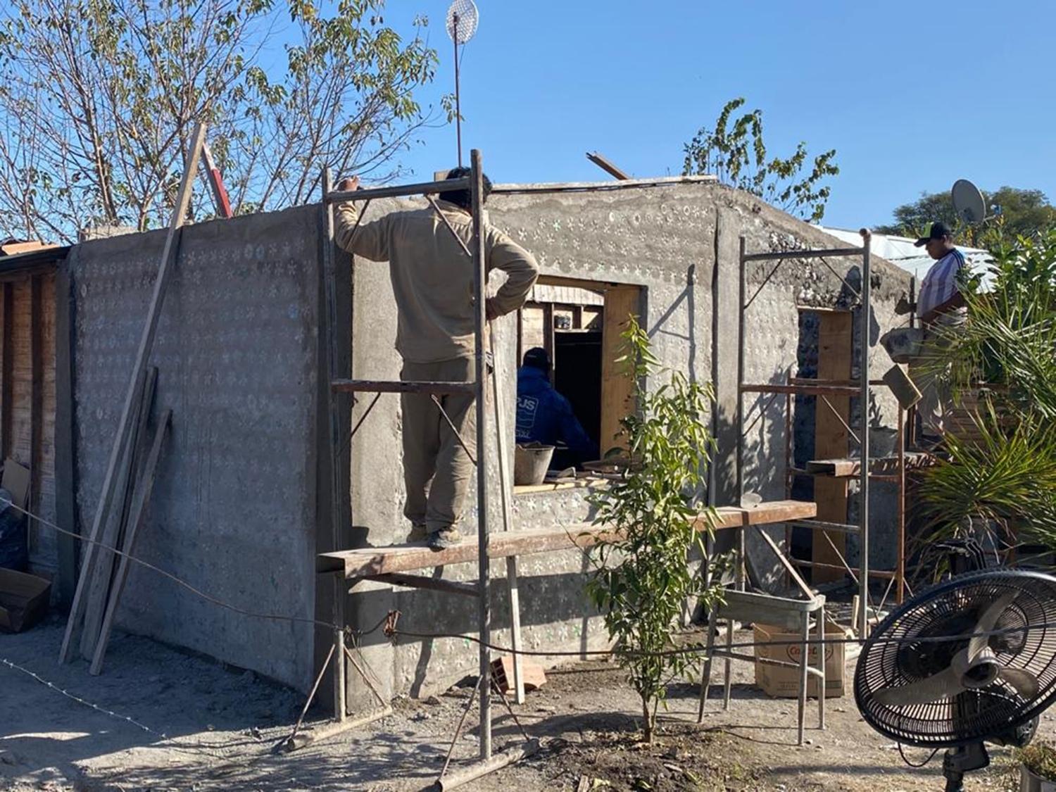 Ecovivienda en un asentamiento: nuevos sueños en tres toneladas de plástico