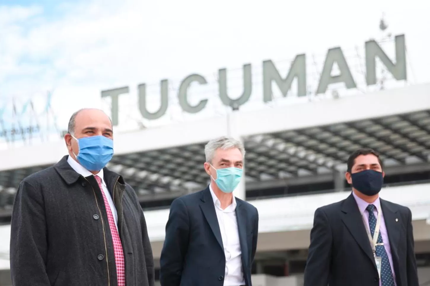 RECORRIDA. Manzur, Meoni y Arnaldo Yalug, jefe de Instrucción Subregional  Tucumán, del aeropuerto.