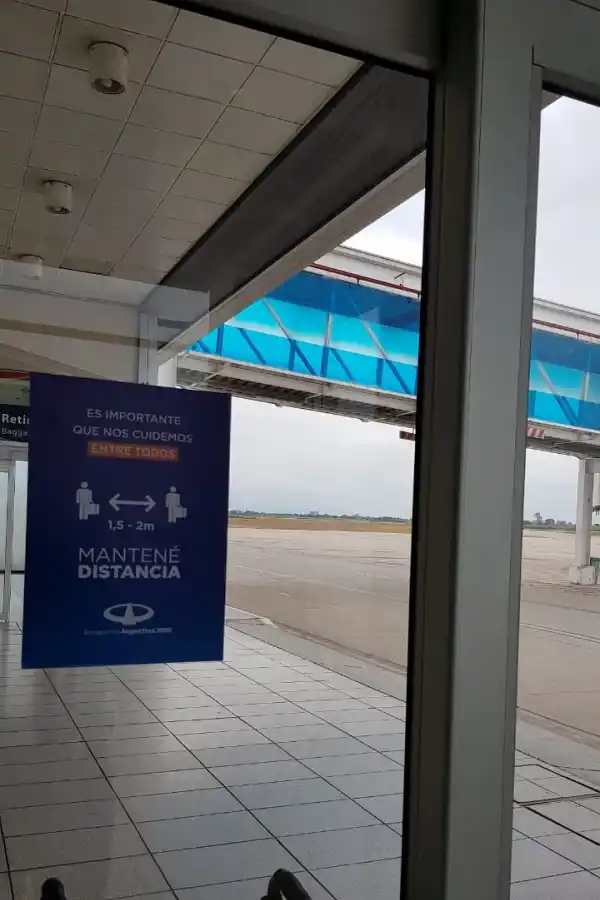 EXTERIOR. Un cartel advierte sobre las medidas preventivas. Foto: Prensa AA2000