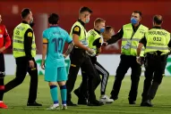 Un intruso saltó al campo de juego e interrumpió el partido Mallorca-Barcelona