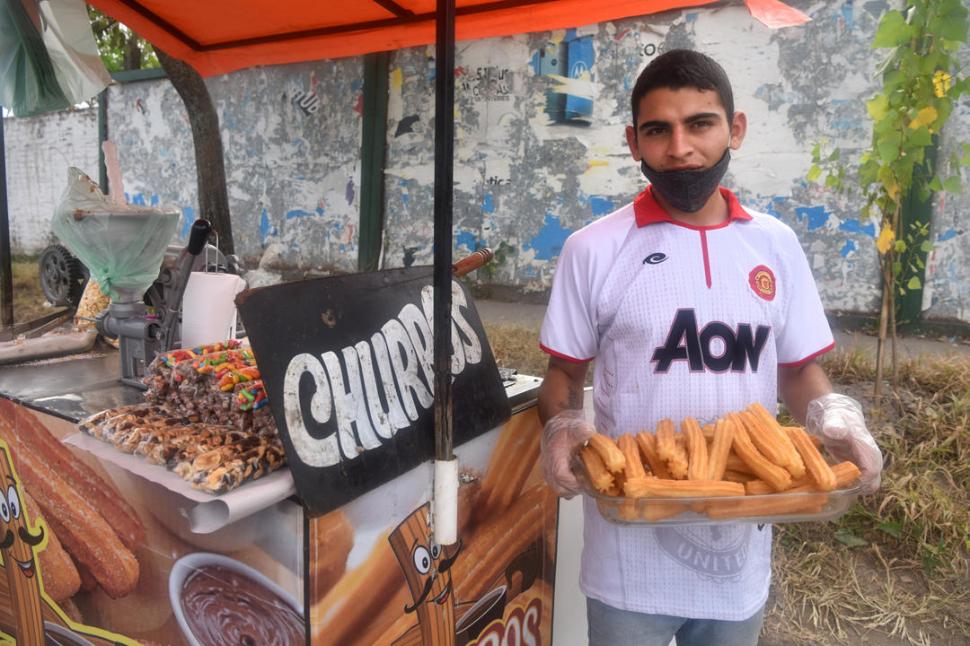PARA LA MERIENDA. Hugo Rodríguez ofrece los típicos churros en la esquina de Colón e Independencia.  