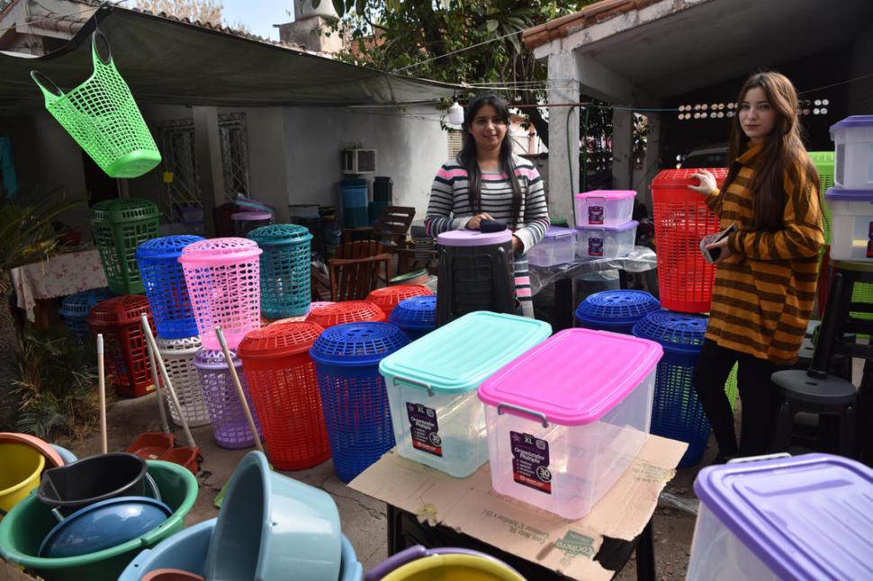BIEN CASERO. La familia Sánchez vende artículos de plástico en el patio.  